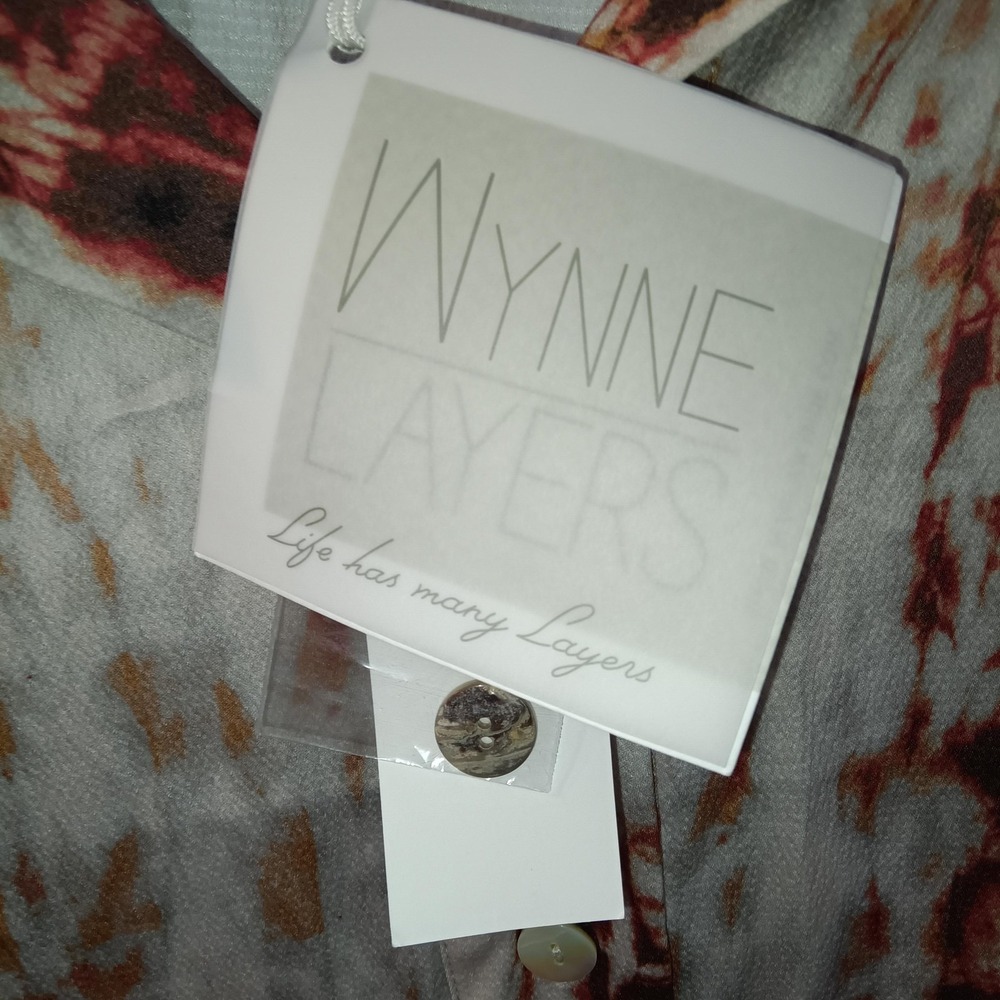 WynneLayers Shirt Womens Medium Red Beige Watercolor Button Up Blouse Top NWT - Picture 12 of 14